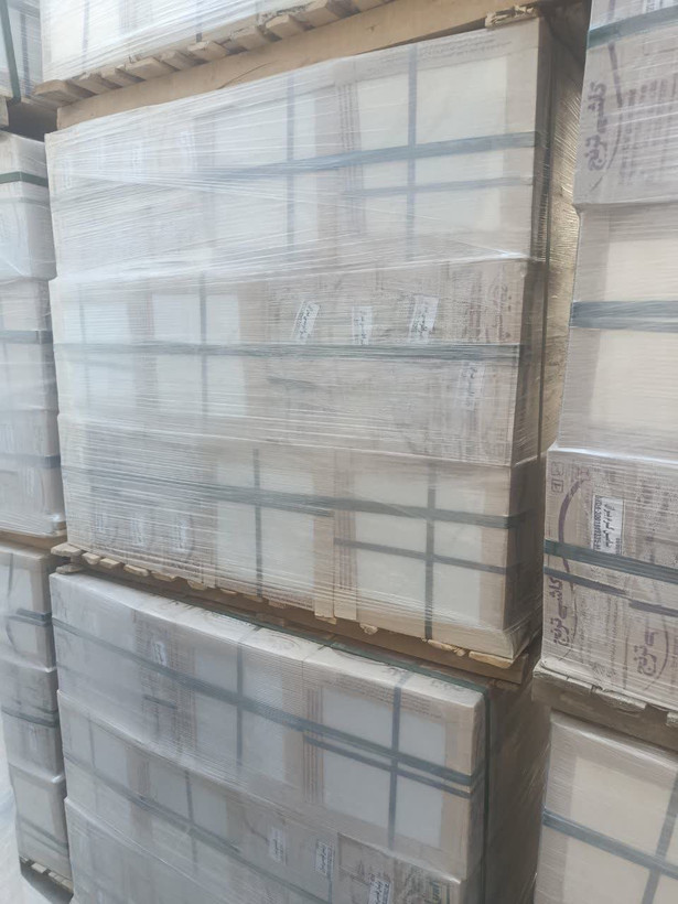 فروش ویژه خاک سفید سایز. 30*30 خاک سفید کالیبره کارتن و بسته بندی شیک کارخانه کیفیتش نسبت به قیمتش عالی عالی موجودی 25 پالت قیمت متری ۱۷۷ت